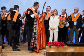 Francisca María García con la Tuna de Económicas. Entrega de la distinción "Oikonomos" de la Facultad de Ciencias Económicas y Empresariales de la Universidad de Málaga. Paraninfo. Diciembre de 2024