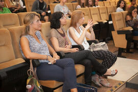 Sandra Campos, María del Mar Díaz e Isabel María Abad asisten al acto de bienvenida al alumnado d...