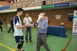 Entrega de trofeo a la Universidad de Almería como tercer clasificado en la categoría masculina. Campeonato de España Universitario de Voleibol. Complejo Polideportivo Universitario. Abril de 2018