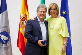 Juan Antonio García Galindo con la rectora en el homenaje a los jubilados y al personal que cumpl...