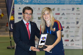 Premio a Mejor Jugadora para Ana Sevilla de España. Acto de clausura y entrega de medallas. 14º Campeonato del Mundo Universitario de Fútbol Sala 2014 (FUTSAL). Antequera. Julio de 2014