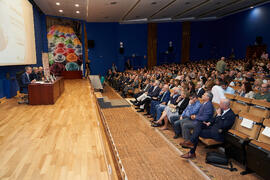 José Ángel Narváez presenta la conferencia de Pablo Hernández de Cos en la Facultad de Ciencias Económicas y Empresariales de la Universidad de Málaga. Paraninfo. Octubre de 2022