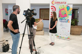 Entrevista a Maribel García Cantero en photocall. Curso "Transexualidad". Cursos de Ver...