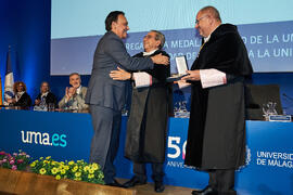 Entrega de la Medalla de Oro de la Universidad de Málaga a la Universidad de Córdoba. Paraninfo. Junio de 2023