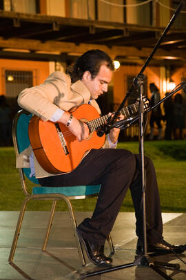 Actuación de un guitarrista. Inauguración del Campeonato Mundial Universitario de Golf. Antequera...