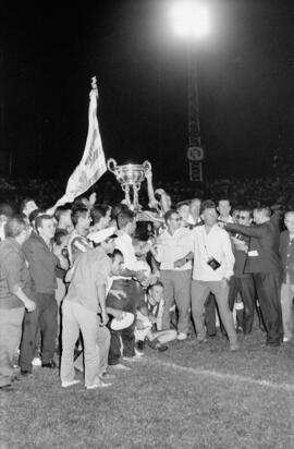 Málaga. Trofeo Costa del Sol. Entrega de la copa al FC Málaga. Estadio de la Rosaleda. Agosto de ...