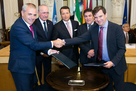 Firma de acuerdo. Presentación del Centro Internacional de Autoridades y Líderes. Ayuntamiento de...