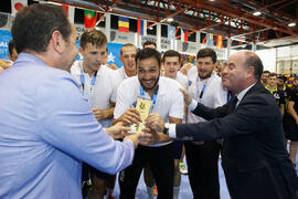 Entrega de trofeo. Rumanía primera clasificada en la categoría masculina. Ceremonia de clausura d...