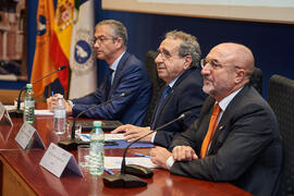 Mesa presidencial. Conferencia de Pablo Hernández de Cos en la Facultad de Ciencias Económicas y Empresariales de la Universidad de Málaga. Paraninfo. Octubre de 2022