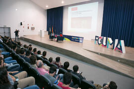 Conferencia "Dialogando", con Chema Alonso. Salón de actos de la E.T.S.I Informática y ...