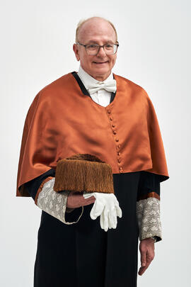 Retrato de Aníbal Ollero previo a su investidura como Doctor "Honoris Causa" por la Universidad de Málaga. Edificio del Rectorado. Mayo de 2025