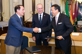 Firma de acuerdo. Presentación del Centro Internacional de Autoridades y Líderes. Ayuntamiento de...