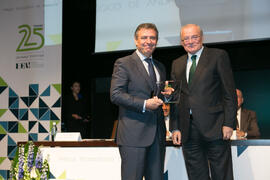 Entrega del galardón conmemorativo a Francisco Arteaga. Acto del 25 Aniversario del Parque Tecnológico de Andalucía. Palacio de Ferias y Congresos de Málaga. Noviembre de 2017