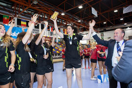 Entrega de trofeo. España ganadora en la categoría femenina. Ceremonia de clausura del Campeonato...