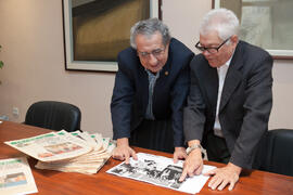 Juan de Dios Mellado y José Ángel Narváez. Firma del convenio para la donación del archivo fotográfico y la colección completa del Diario 16. Facultad de Ciencias Económicas y Empresariales. Marzo de 2015