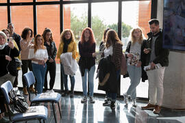 Alumnos colaboradores en la instalación "Biblioteca de Babel XIII", de José Ignacio Día...