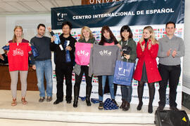 José Carlos Godoy, Sandra Reche y Daniel Mora con alumnos en su graduación en el CIE de la Universidad de Málaga. Centro Internacional de Español. Febrero de 2015