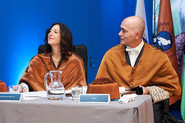 Juan Manuel Romero  y Andrea Goldsmith en su investidura como doctora "Honoris Causa" por la Escuela Técnica Superior de Ingeniería de Telecomunicación de la Universidad de Málaga. Paraninfo. Octubre de 2024