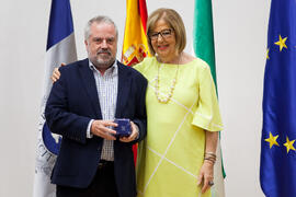 Retrato con la rectora en el homenaje a los jubilados y al personal que cumple 25 años de servici...