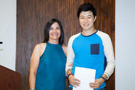 Francisca Cárdenas con un alumno en su graduación. Centro Internacional de Español. Julio de 2014