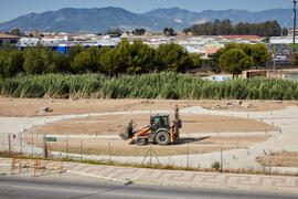 Excavadora en las obras en el Bulevar del Campus de Teatinos. Julio de 2021