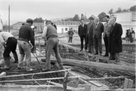 El alcalde Francisco García Grana y otras personalidades en la construcción del puente sobre el A...