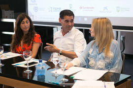 Mesa redonda: «Relación entre profesionales del deporte y medios de comunicación. ¿Evolución o in...