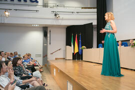 Actuación de la soprano Ascensión Padilla. Graduación y clausura del curso del Aula de Mayores de la Universidad de Málaga. Campus de Teatinos. Junio de 2018