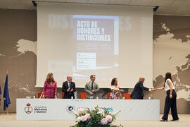 Entrega del Premio Extraordinario al Mejor Trabajo Fin de Grado en Marketing e Investigación de Mercados a María del Pilar Herbella Narváez. Campus de Teatinos. Junio de 2025