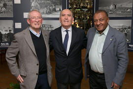 Foto de grupo tras la exposición "La Rosaleda en 75 imágenes". Complejo Polideportivo Universitario. Marzo de 2017
