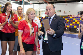 Manuel Jesús Barón entrega el trofeo a la tercera clasificada en la categoría femenina. Ceremonia...