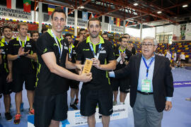 Entrega de trofeo. España tercera clasificada en la categoría masculina. Ceremonia de clausura de...