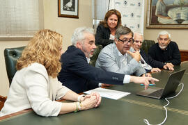 Firma de la donación del archivo fotográfico y de cine de Antonio España a la Universidad de Málaga. Edificio del Rectorado. Abril de 2025