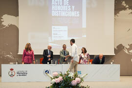 Entrega del Premio Extraordinario al Mejor Expediente Académico del Grado en Gestión y Administración Pública a Borja Cobos Ramírez. Campus de Teatinos. Junio de 2025