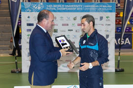 Premio a Mejor Jugador para Jafari Behroz de Irán. Acto de clausura y entrega de medallas. 14º Campeonato del Mundo Universitario de Fútbol Sala 2014 (FUTSAL). Antequera. Julio de 2014