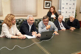Firma de la donación del archivo fotográfico y de cine de Antonio España a la Universidad de Málaga. Edificio del Rectorado. Abril de 2025