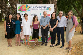 Foto de grupo previa al espectáculo benéfico de los Cursos de Verano de la Universidad de Málaga....