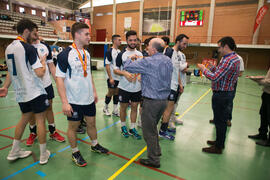 Entrega de la medalla de bronce a la Universidad de Almería en la categoría masculina. Campeonato de España Universitario de Voleibol. Complejo Polideportivo Universitario. Abril de 2018