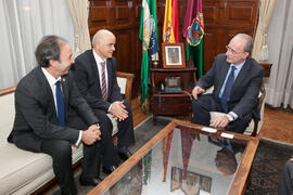 Pedro Farias y Hamid Al-Naimiy en la reunión con el alcalde de Málaga posterior a la firma del co...