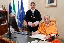 Firma del libro de honor. Investidura de Jorge Martínez-Vázquez como Doctor "Honoris Causa" por la Universidad de Málaga. Edificio del Rectorado. Julio de 2025
