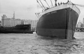 Accidente del buque Campo Grande con el dique flotante de la Unión de Levante y el vapor Enrique Maynes a consecuencia del temporal de viento. Puerto de Málaga. Enero de 1963