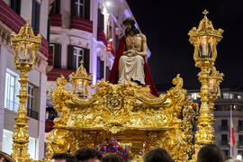 Trono del Santo Cristo Coronado de Espinas. Estación de Penitencia de la Hermandad de los Estudiantes. Málaga. Abril de 2022