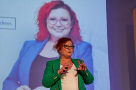 Conferencia "Dialogando" con Clara Grima. Escuela de Ingenierías Industriales de la Universidad de Málaga. Mayo de 2024