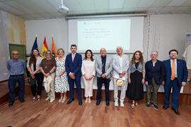 Foto de grupo. Presentación del Retrato de Honor de D. Eugenio José Luque Domínguez. Facultad de Ciencias Económicas y Empresariales. Junio de 2025