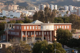 Centro de Investigaciones Médico Sanitarias (CIMES) desde el Jardín Botánico. Campus de Teatinos....