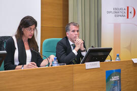 Cristina Izquierdo y Miguel Sampol. Mesa 2: "La perspectiva de la Unión Europea". Jornada "Brexit y Gibraltar. Un reto con oportunidades conjuntas". Edificio del Rectorado. Febrero de 2017