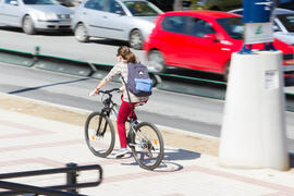 Alumna en bicicleta. Campus de Teatinos. Marzo de 2012