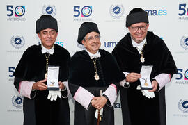Miguel Ángel Castro, José Ángel Narváez y Manuel Torralbo momentos posteriores a la entrega de la Medalla de Oro de la Universidad de Málaga a la Universidad de Córdoba y de Sevilla. Paraninfo. Junio de 2023