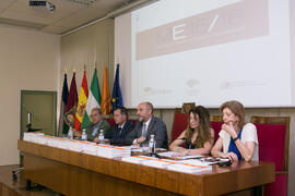 Mesa presidencial. Presentación de la memoria académica correspondiente al curso 2015/2016. Facul...