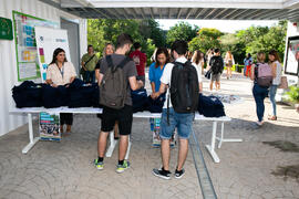 Entrega de camisetas. III Encuentro de Bienvenida para los participantes del "Buddy Program". Jardín Botánico. Octubre de 2019